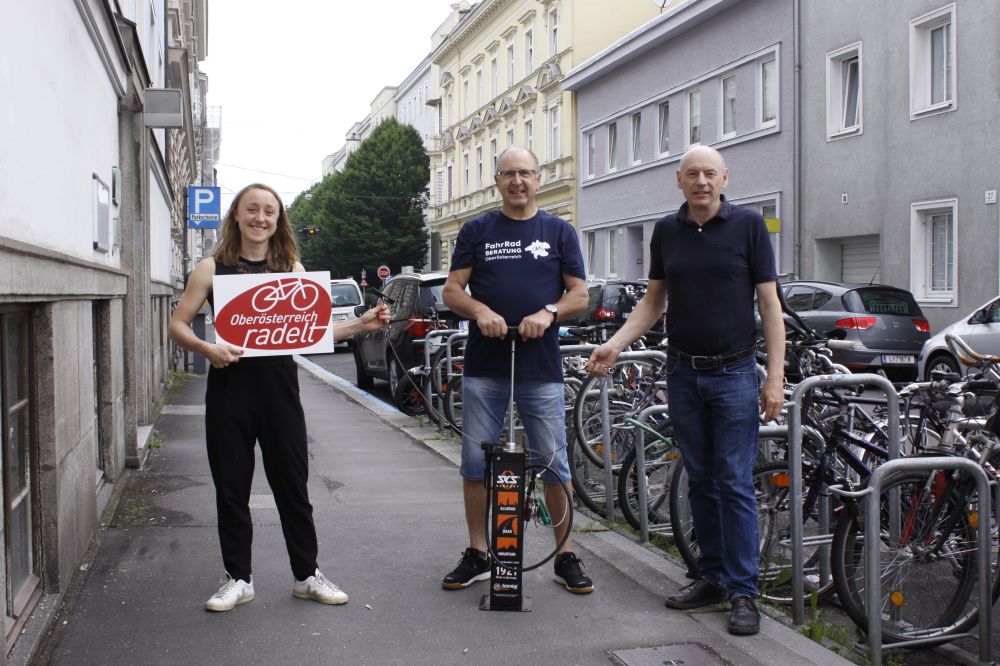 Mann und Frau übergeben Gewinner SKS Fahrradstation