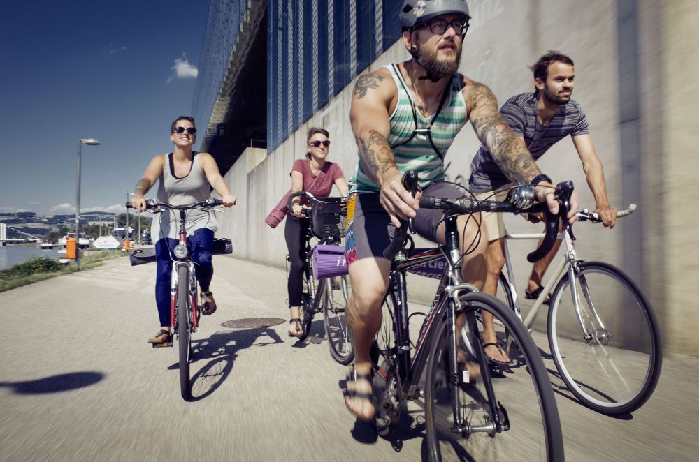 Yogagruppe radelt neben Fluss