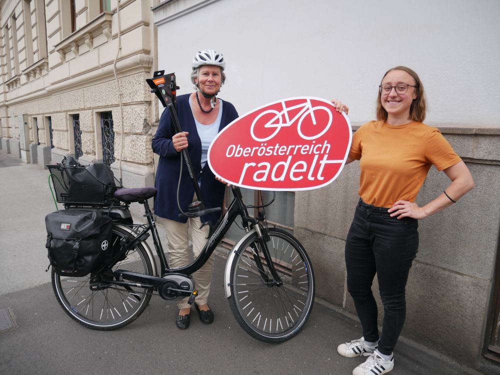 Übergabe einer SKS Fahrradpumpe an Gewinnerin Elisabeth Scheibl
