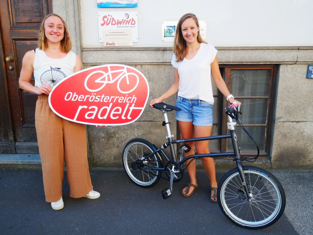 Übergabe eines Klapprads an eine Gewinnerin