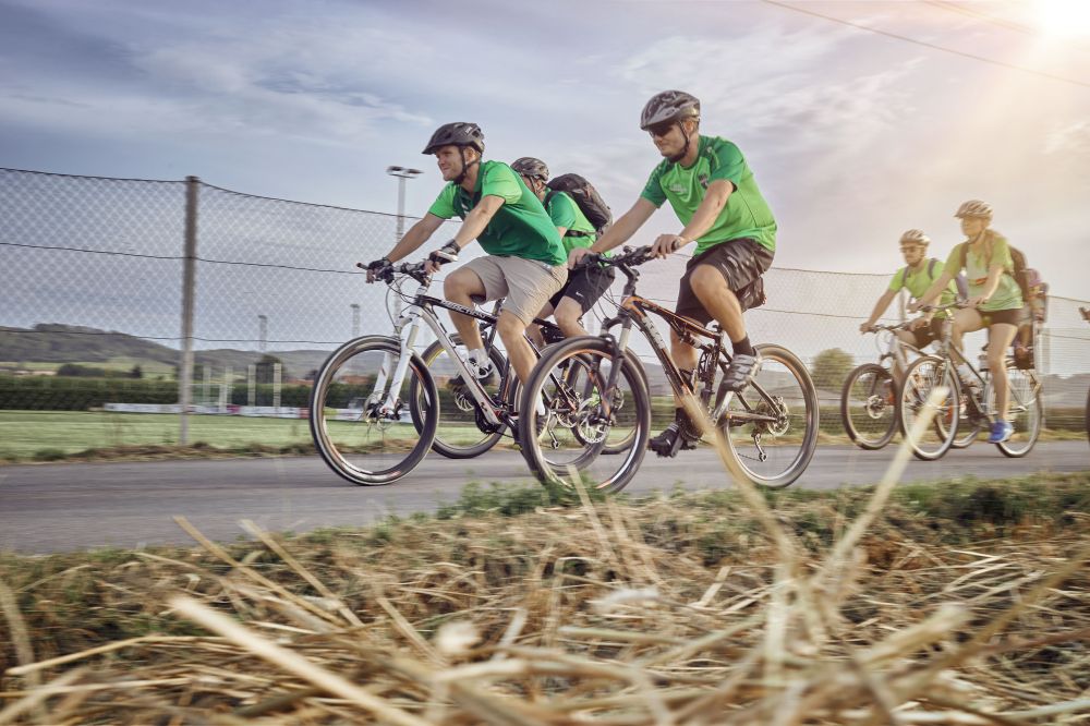 5 Menschen auf Fahrrädern